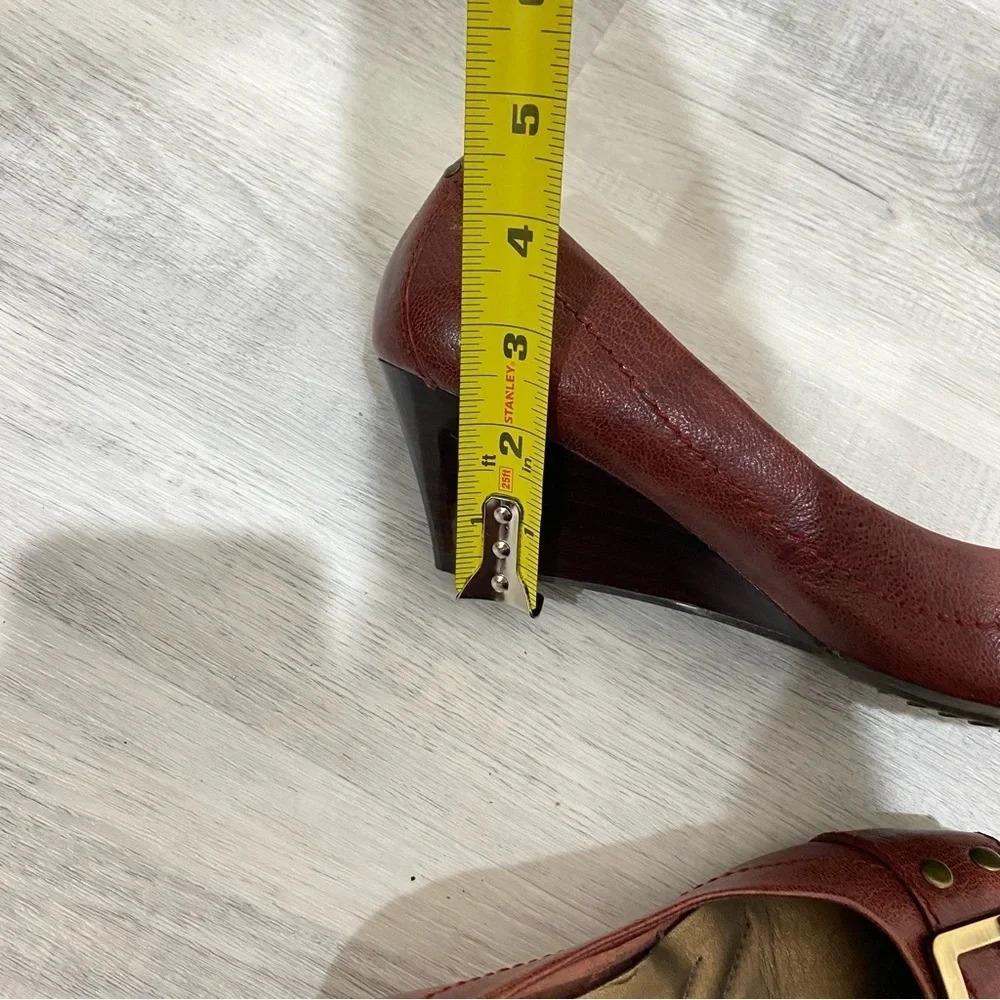 Andrew Geller NWOT Size 7 Reddish Brown with antiques Gold Buckle WEDGE Heel 2.5 - Picture 5 of 16